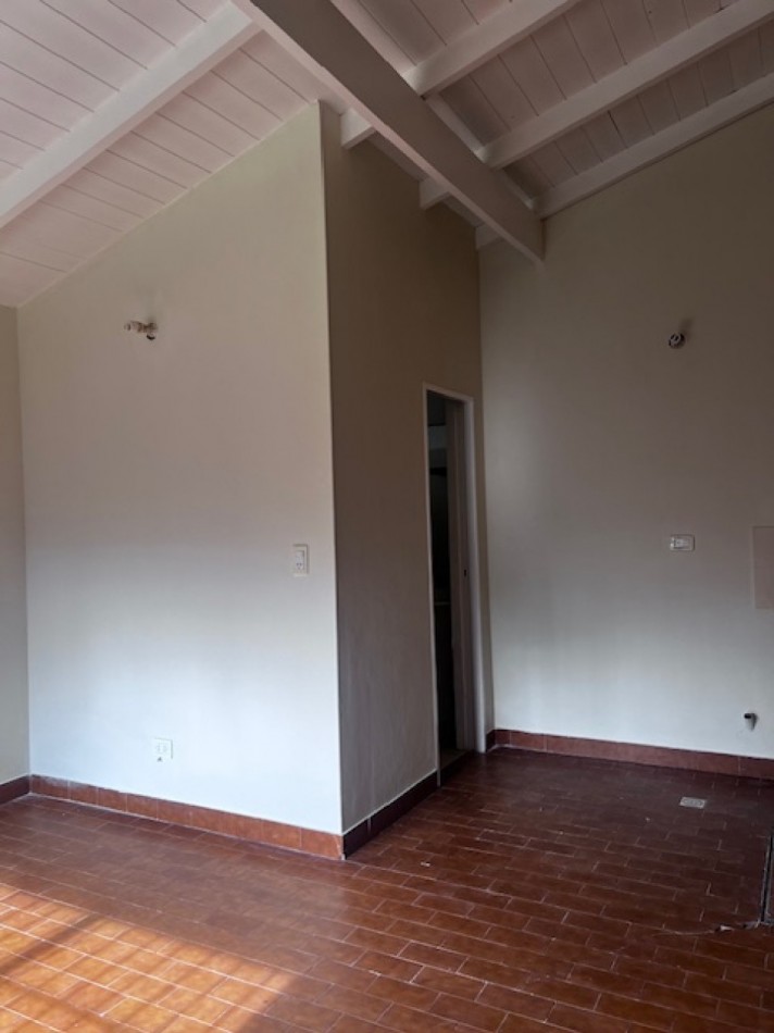 NUEVO VALOR!!! RETASADA !!! VENTA CASA AMERICANA EN LOTE PROPIO !!! casa de 3 amb. o casa con dpto independiente, apta dos familias, en caisamar con gran lote y posibilidades de ampliar