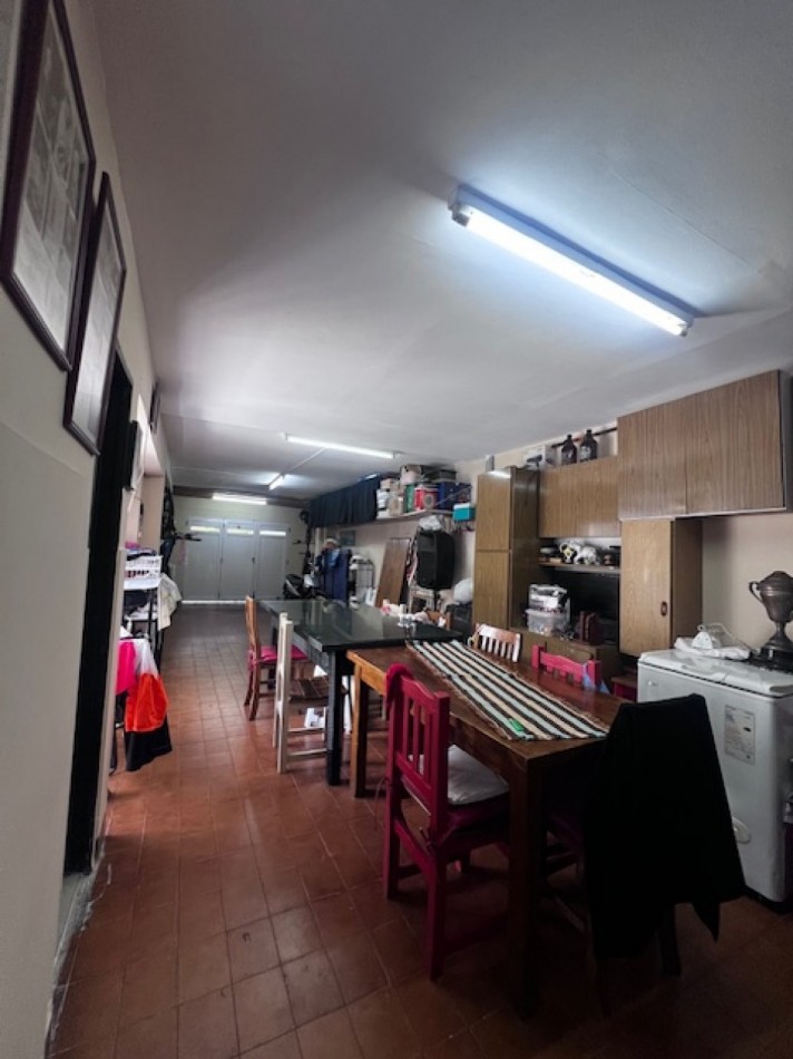 VENTA IMPECABLE CHALET, ZONA ALMAFUERTE Y JARA, MAR DEL PLATA, 4 AMB. GJE/QUINCHO Y PATIO