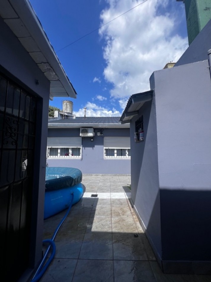 VENTA IMPECABLE CHALET, ZONA ALMAFUERTE Y JARA, MAR DEL PLATA, 4 AMB. GJE/QUINCHO Y PATIO