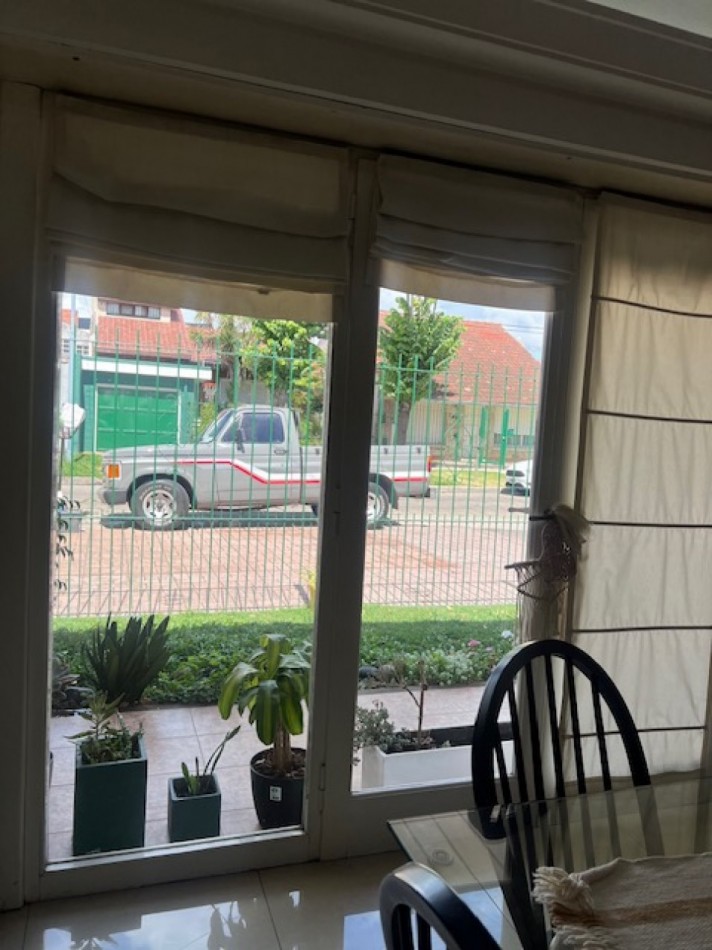 VENTA IMPECABLE CHALET, ZONA ALMAFUERTE Y JARA, MAR DEL PLATA, 4 AMB. GJE/QUINCHO Y PATIO