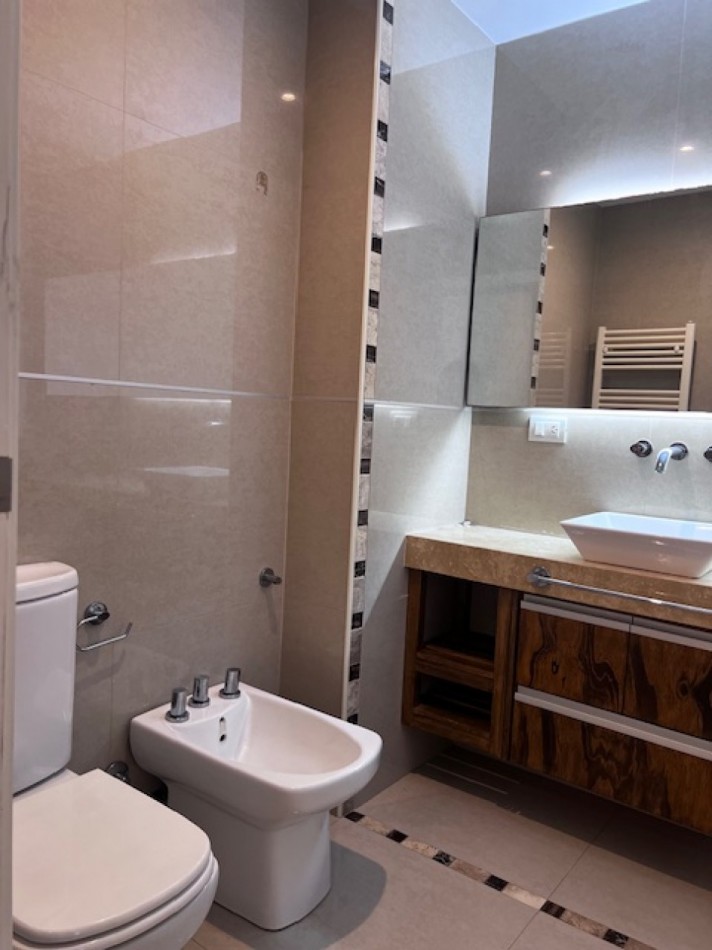 VENTA MAR DEL PLATA, HERMOSO SEMIPISO A METROS DEL MAR, PLAYA CHICA, 3 AMB. COCHERA DOBLE, OPTIMO !!!!