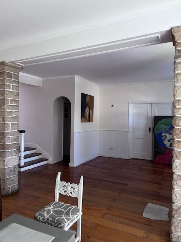 VENTA IMPORTANTE CHALET DE 5 AMB. GARAJE, PARQUE Y PISCINA, UBICADA EN ZONA DE PRIVILEGIO, A POCAS CUADRAS DE PLAYA GRANDE Y CENTRO COMERCIAL GUEMES