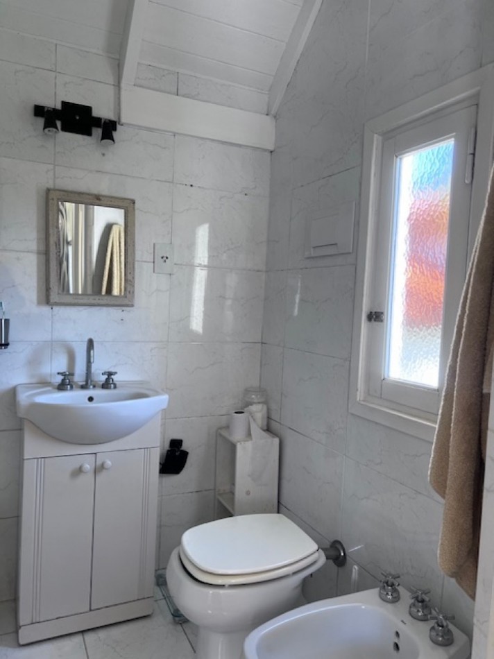 VENTA IMPORTANTE CHALET DE 5 AMB. GARAJE, PARQUE Y PISCINA, UBICADA EN ZONA DE PRIVILEGIO, A POCAS CUADRAS DE PLAYA GRANDE Y CENTRO COMERCIAL GUEMES