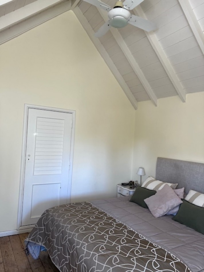 VENTA IMPORTANTE CHALET DE 5 AMB. GARAJE, PARQUE Y PISCINA, UBICADA EN ZONA DE PRIVILEGIO, A POCAS CUADRAS DE PLAYA GRANDE Y CENTRO COMERCIAL GUEMES