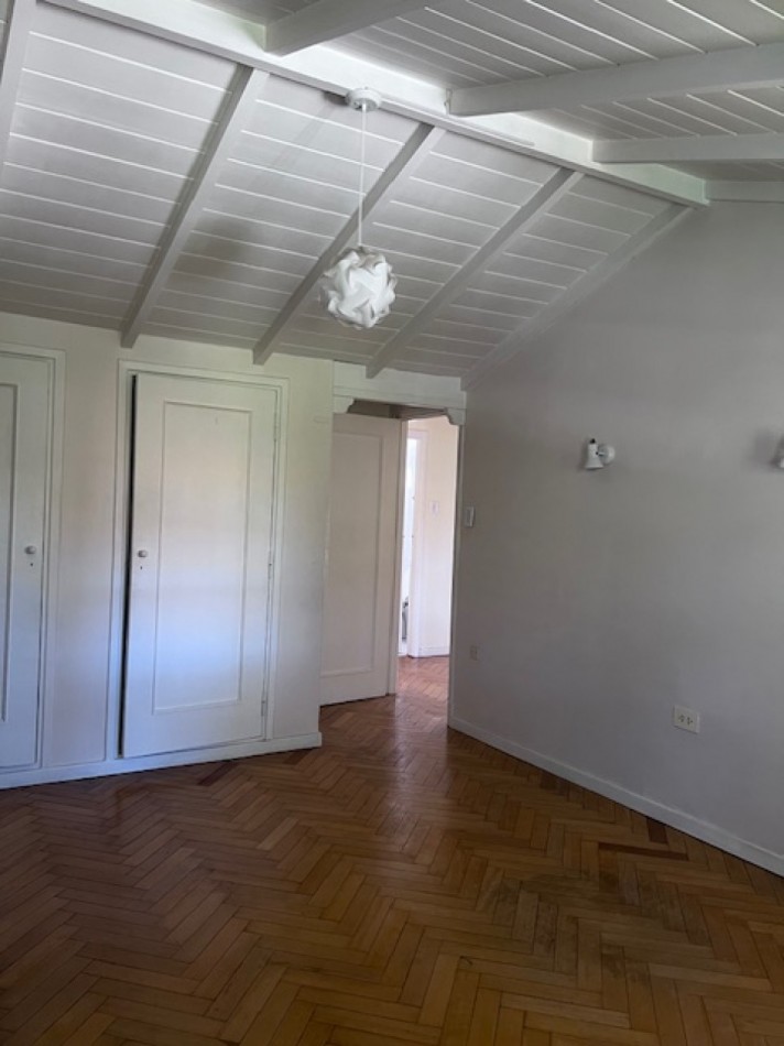 VENTA IMPORTANTE CHALET DE 5 AMB. GARAJE, PARQUE Y PISCINA, UBICADA EN ZONA DE PRIVILEGIO, A POCAS CUADRAS DE PLAYA GRANDE Y CENTRO COMERCIAL GUEMES