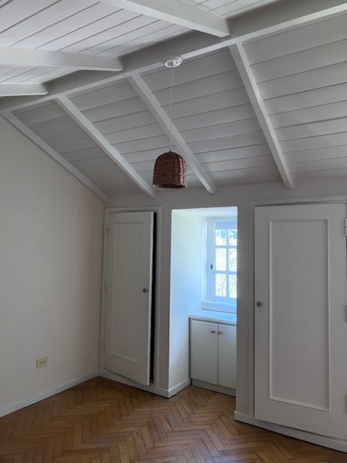 VENTA IMPORTANTE CHALET DE 5 AMB. GARAJE, PARQUE Y PISCINA, UBICADA EN ZONA DE PRIVILEGIO, A POCAS CUADRAS DE PLAYA GRANDE Y CENTRO COMERCIAL GUEMES