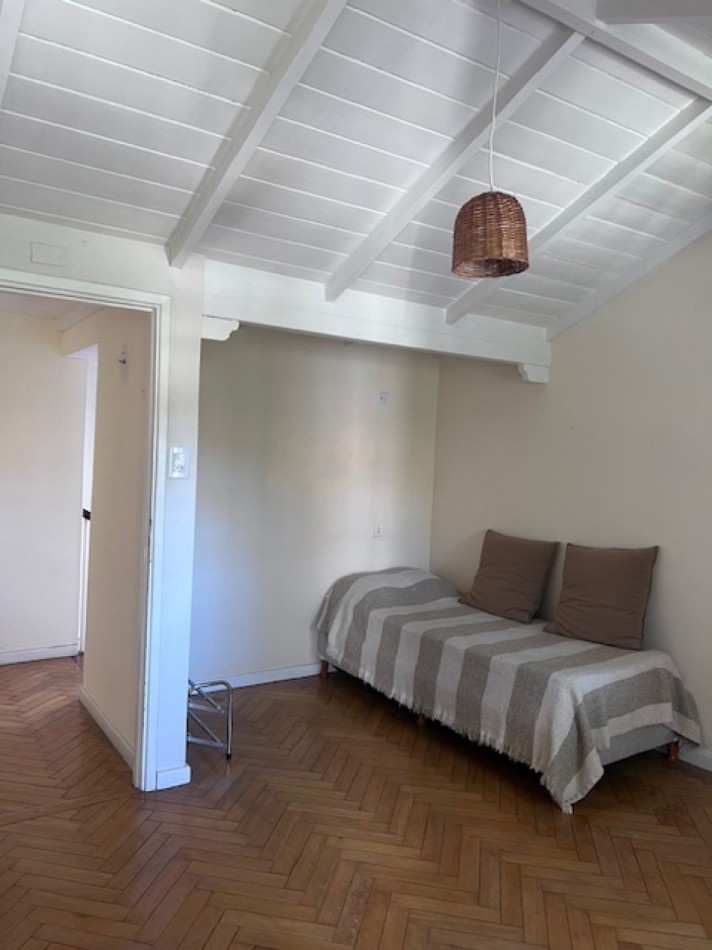 VENTA IMPORTANTE CHALET DE 5 AMB. GARAJE, PARQUE Y PISCINA, UBICADA EN ZONA DE PRIVILEGIO, A POCAS CUADRAS DE PLAYA GRANDE Y CENTRO COMERCIAL GUEMES