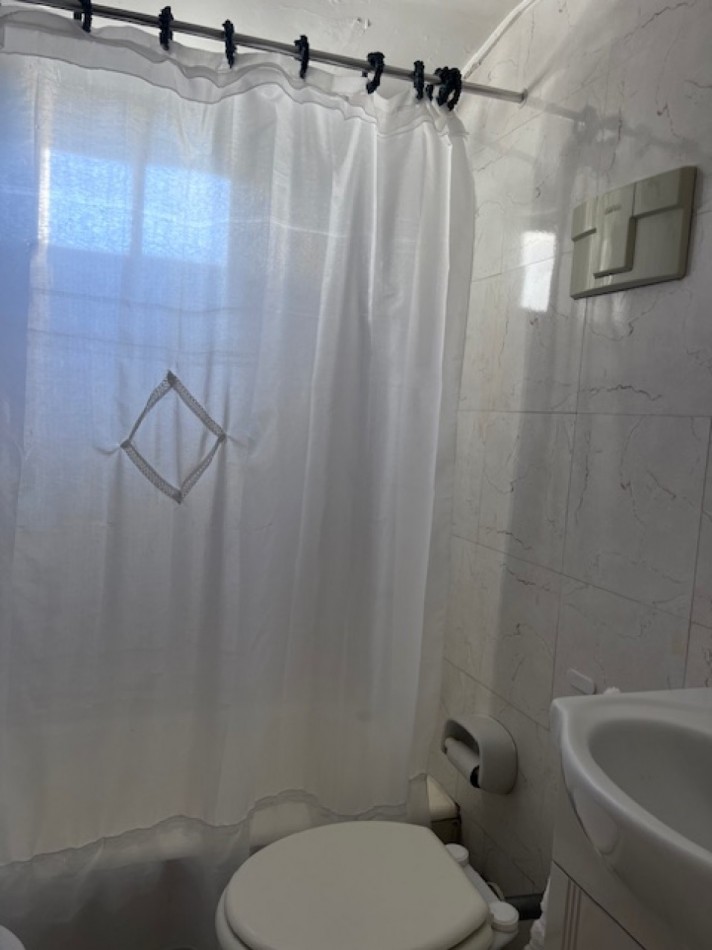 VENTA IMPORTANTE CHALET DE 5 AMB. GARAJE, PARQUE Y PISCINA, UBICADA EN ZONA DE PRIVILEGIO, A POCAS CUADRAS DE PLAYA GRANDE Y CENTRO COMERCIAL GUEMES