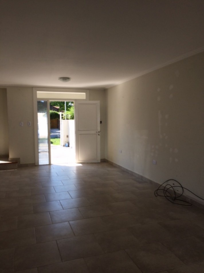 VENTA HERMOSO DUPLEX DE 4 AMBIENTES, ENTRADA D E AUTO Y PARQUE, ZONA CONSTITUCION