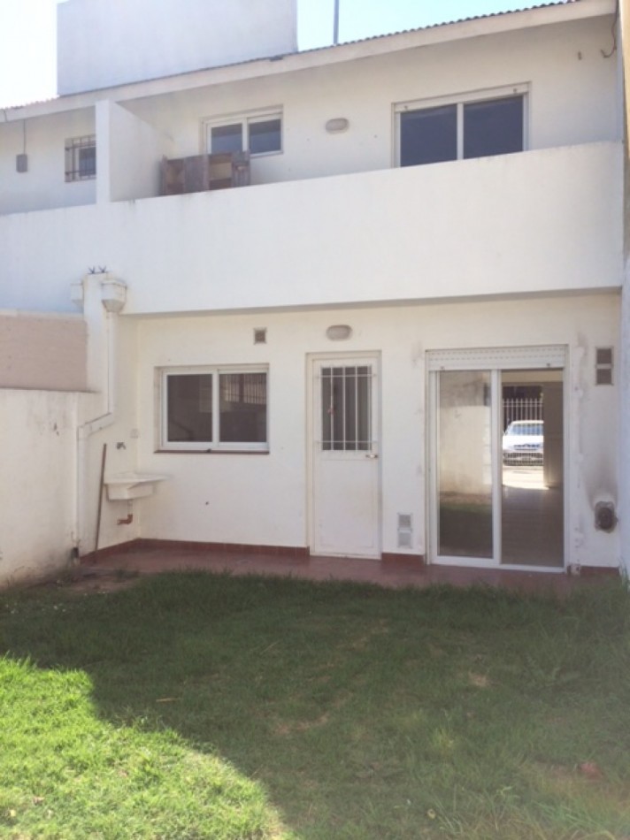 VENTA HERMOSO DUPLEX DE 4 AMBIENTES, ENTRADA D E AUTO Y PARQUE, ZONA CONSTITUCION