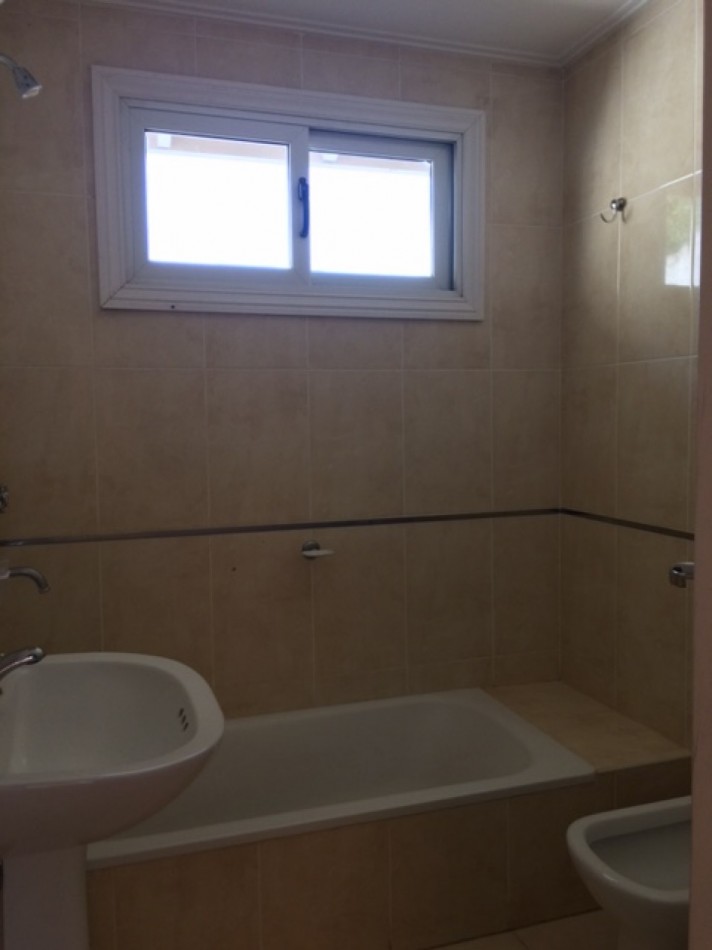 VENTA HERMOSO DUPLEX DE 4 AMBIENTES, ENTRADA D E AUTO Y PARQUE, ZONA CONSTITUCION