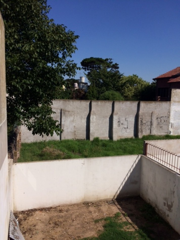 VENTA HERMOSO DUPLEX DE 4 AMBIENTES, ENTRADA D E AUTO Y PARQUE, ZONA CONSTITUCION