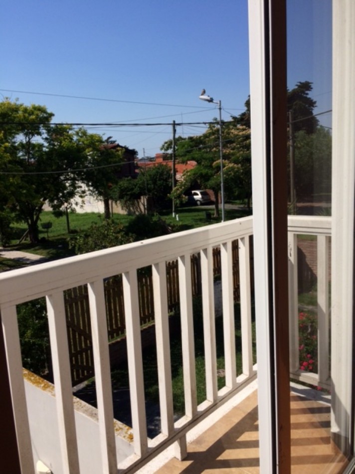VENTA HERMOSO DUPLEX DE 4 AMBIENTES, ENTRADA D E AUTO Y PARQUE, ZONA CONSTITUCION