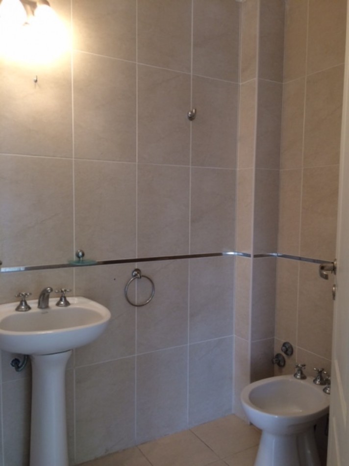 VENTA HERMOSO DUPLEX DE 4 AMBIENTES, ENTRADA D E AUTO Y PARQUE, ZONA CONSTITUCION