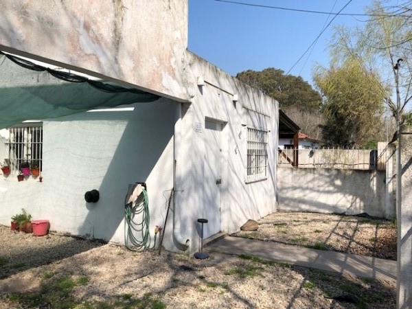 NUEVO VALOR!!! RETASADA !!! VENTA CASA AMERICANA EN LOTE PROPIO !!! casa de 3 amb. o casa con dpto independiente, apta dos familias, en caisamar con gran lote y posibilidades de ampliar