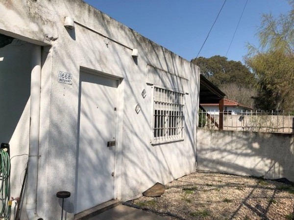 NUEVO VALOR!!! RETASADA !!! VENTA CASA AMERICANA EN LOTE PROPIO !!! casa de 3 amb. o casa con dpto independiente, apta dos familias, en caisamar con gran lote y posibilidades de ampliar