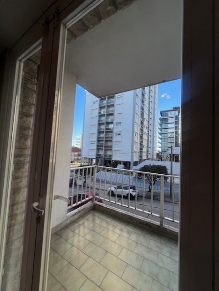 VENTA HERMOSO DEPARTAMENTO EN SEMIPISO, 3 AMB. CON DEPENDENIAS, TERRAZA PROPIA Y COCHERA, LOMAS DE STELLA MARIS