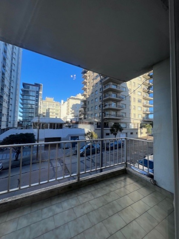 VENTA HERMOSO DEPARTAMENTO EN SEMIPISO, 3 AMB. CON DEPENDENIAS, TERRAZA PROPIA Y COCHERA, LOMAS DE STELLA MARIS