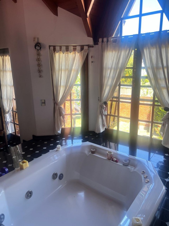 CHALET 4 AMB. CON PARQUE Y JARDIN AL FRENTE, EXCELENTE ESTADO, ZONA D E PRIVILEGIO....PYA. GRANDE, DIVINO ROSTRO