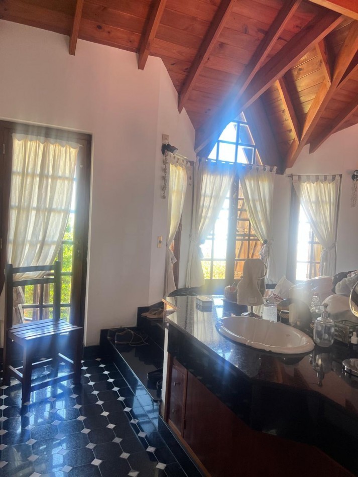 CHALET 4 AMB. CON PARQUE Y JARDIN AL FRENTE, EXCELENTE ESTADO, ZONA D E PRIVILEGIO....PYA. GRANDE, DIVINO ROSTRO