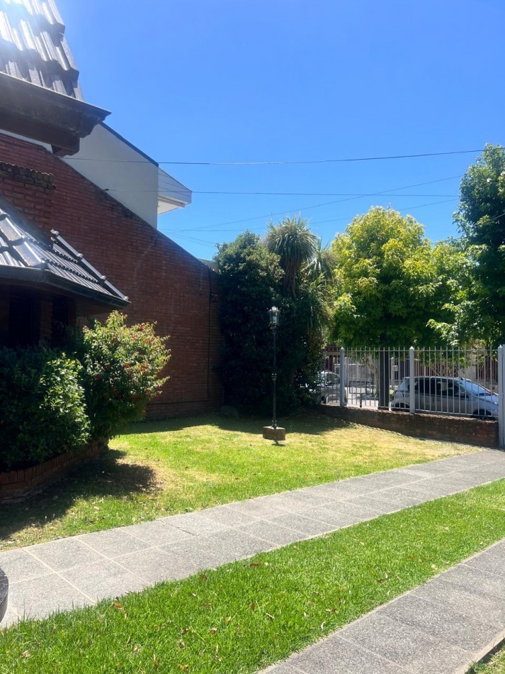 CHALET 4 AMB. CON PARQUE Y JARDIN AL FRENTE, EXCELENTE ESTADO, ZONA D E PRIVILEGIO....PYA. GRANDE, DIVINO ROSTRO