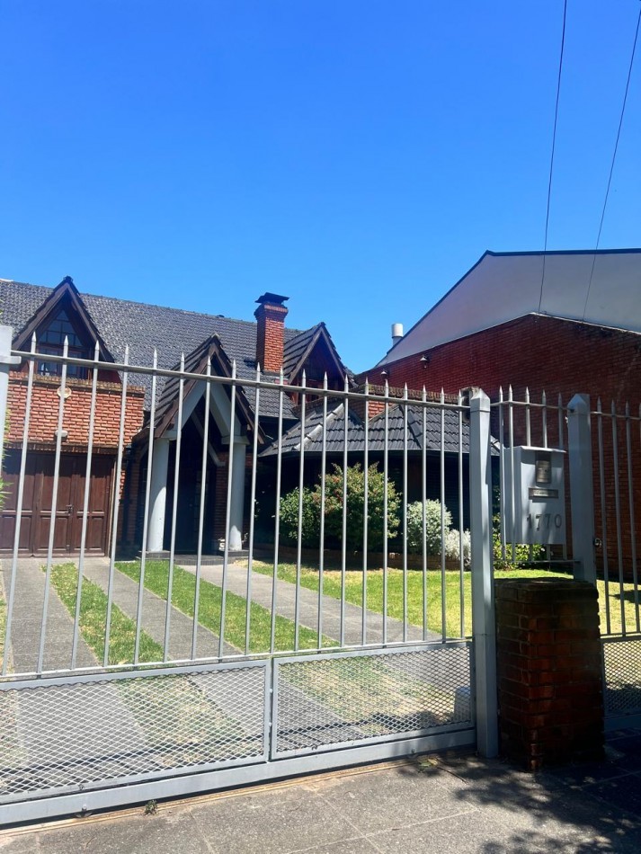 CHALET 4 AMB. CON PARQUE Y JARDIN AL FRENTE, EXCELENTE ESTADO, ZONA D E PRIVILEGIO....PYA. GRANDE, DIVINO ROSTRO