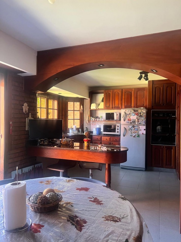 CHALET 4 AMB. CON PARQUE Y JARDIN AL FRENTE, EXCELENTE ESTADO, ZONA D E PRIVILEGIO....PYA. GRANDE, DIVINO ROSTRO