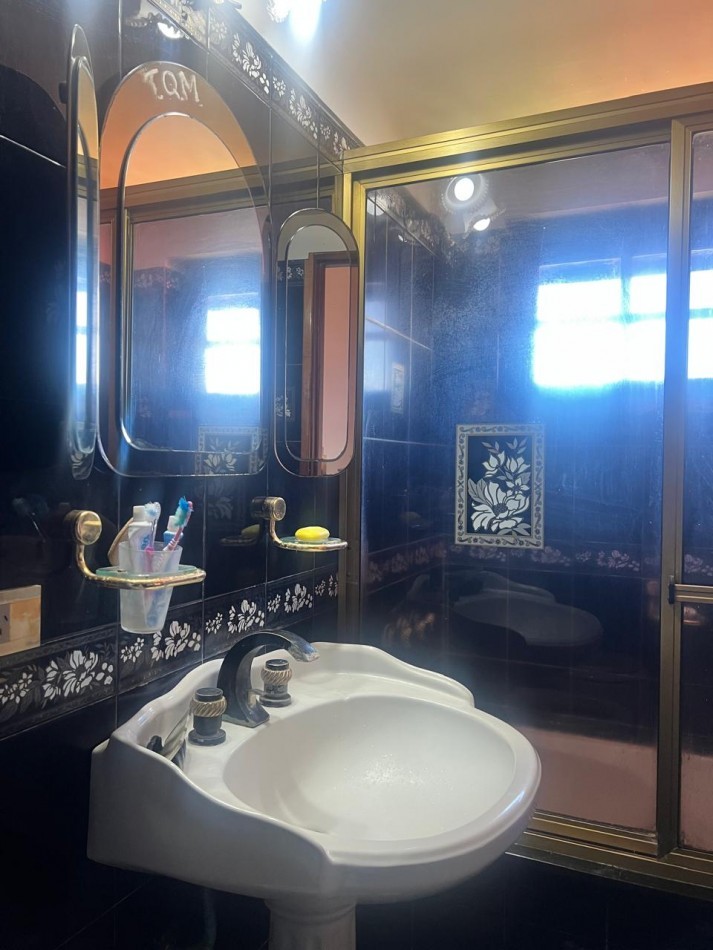 CHALET 4 AMB. CON PARQUE Y JARDIN AL FRENTE, EXCELENTE ESTADO, ZONA D E PRIVILEGIO....PYA. GRANDE, DIVINO ROSTRO