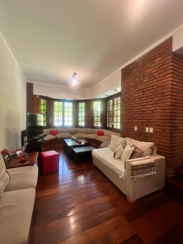 CHALET 4 AMB. CON PARQUE Y JARDIN AL FRENTE, EXCELENTE ESTADO, ZONA D E PRIVILEGIO....PYA. GRANDE, DIVINO ROSTRO