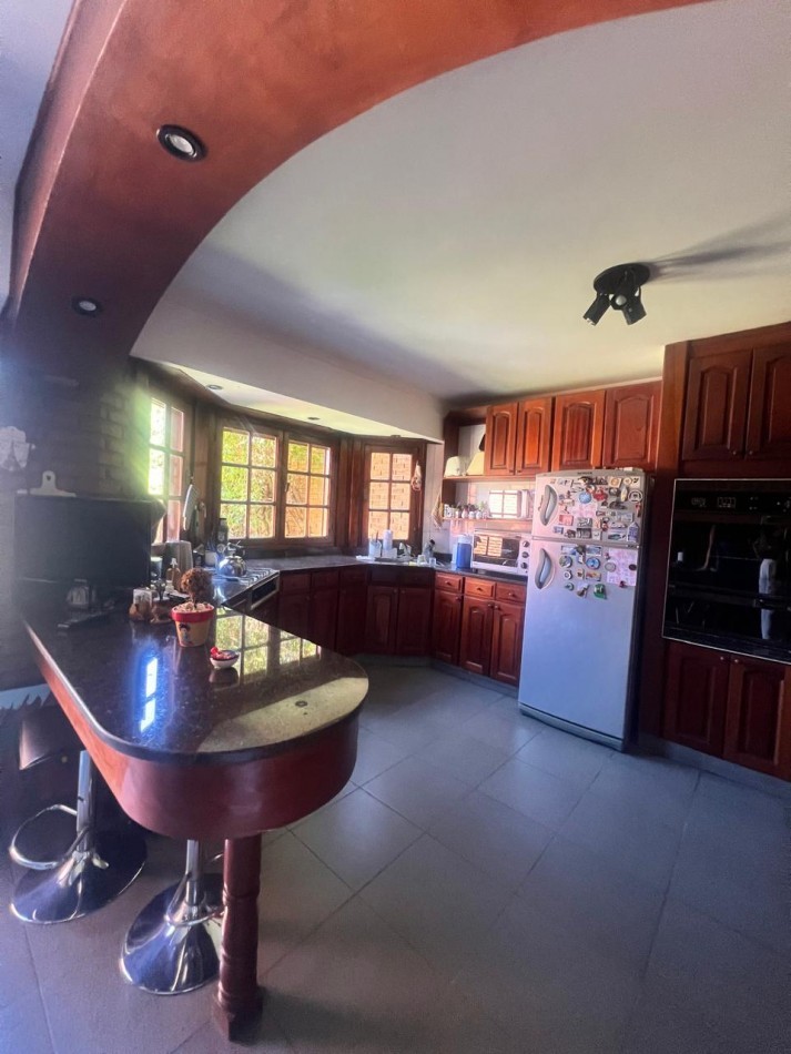 CHALET 4 AMB. CON PARQUE Y JARDIN AL FRENTE, EXCELENTE ESTADO, ZONA D E PRIVILEGIO....PYA. GRANDE, DIVINO ROSTRO