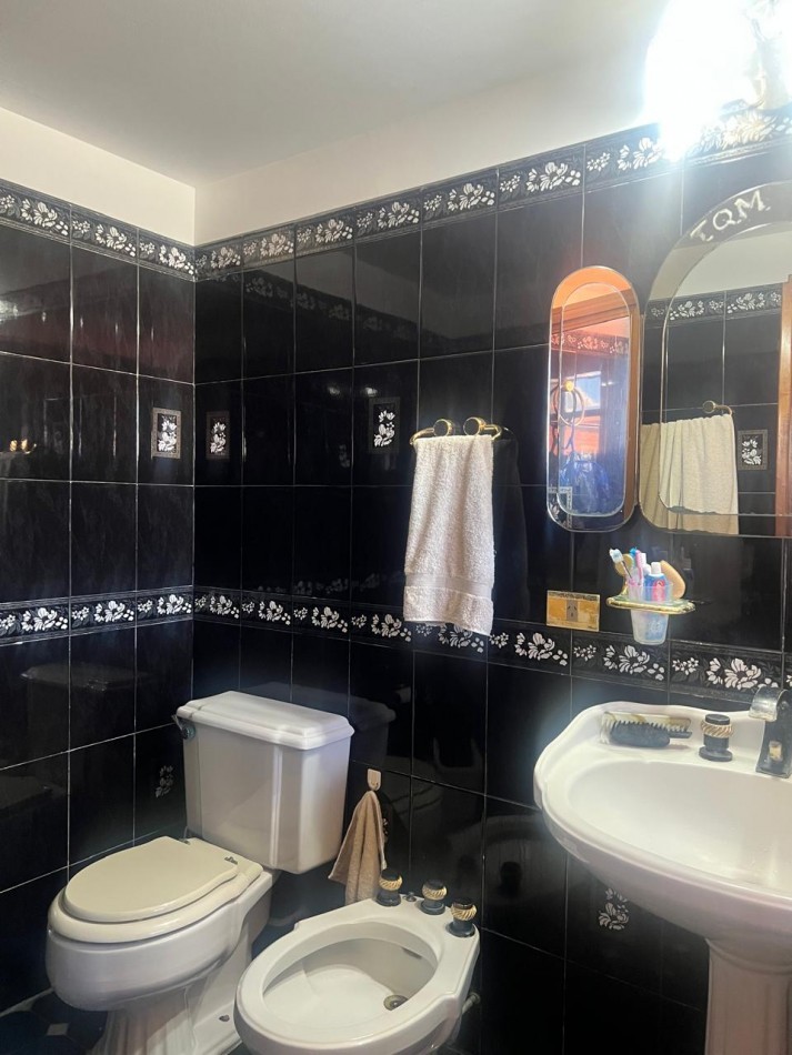 CHALET 4 AMB. CON PARQUE Y JARDIN AL FRENTE, EXCELENTE ESTADO, ZONA D E PRIVILEGIO....PYA. GRANDE, DIVINO ROSTRO