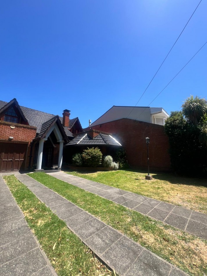 CHALET 4 AMB. CON PARQUE Y JARDIN AL FRENTE, EXCELENTE ESTADO, ZONA D E PRIVILEGIO....PYA. GRANDE, DIVINO ROSTRO