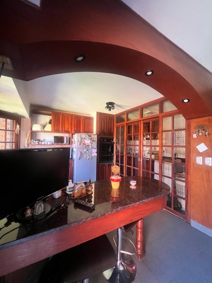 CHALET 4 AMB. CON PARQUE Y JARDIN AL FRENTE, EXCELENTE ESTADO, ZONA D E PRIVILEGIO....PYA. GRANDE, DIVINO ROSTRO