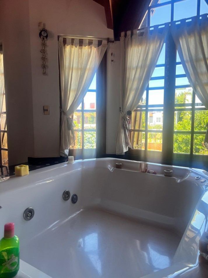 CHALET 4 AMB. CON PARQUE Y JARDIN AL FRENTE, EXCELENTE ESTADO, ZONA D E PRIVILEGIO....PYA. GRANDE, DIVINO ROSTRO