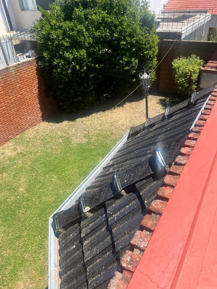 CHALET 4 AMB. CON PARQUE Y JARDIN AL FRENTE, EXCELENTE ESTADO, ZONA D E PRIVILEGIO....PYA. GRANDE, DIVINO ROSTRO