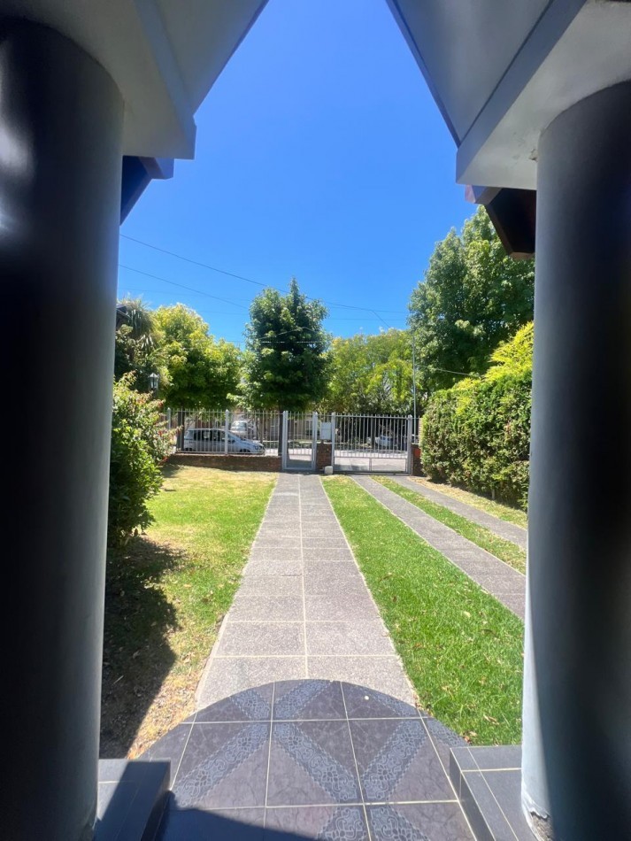 CHALET 4 AMB. CON PARQUE Y JARDIN AL FRENTE, EXCELENTE ESTADO, ZONA D E PRIVILEGIO....PYA. GRANDE, DIVINO ROSTRO