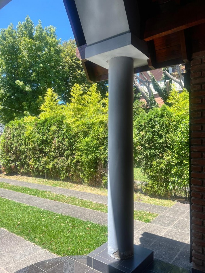 CHALET 4 AMB. CON PARQUE Y JARDIN AL FRENTE, EXCELENTE ESTADO, ZONA D E PRIVILEGIO....PYA. GRANDE, DIVINO ROSTRO