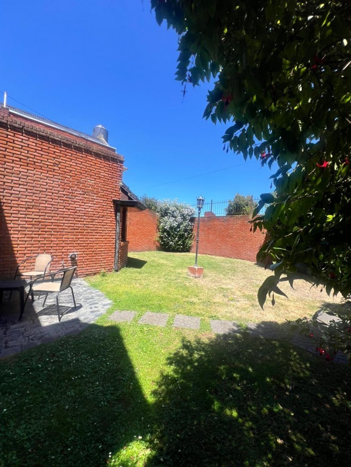 CHALET 4 AMB. CON PARQUE Y JARDIN AL FRENTE, EXCELENTE ESTADO, ZONA D E PRIVILEGIO....PYA. GRANDE, DIVINO ROSTRO