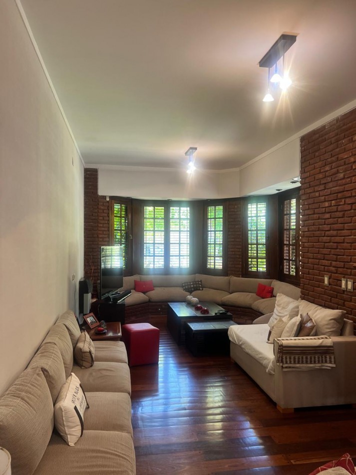 CHALET 4 AMB. CON PARQUE Y JARDIN AL FRENTE, EXCELENTE ESTADO, ZONA D E PRIVILEGIO....PYA. GRANDE, DIVINO ROSTRO