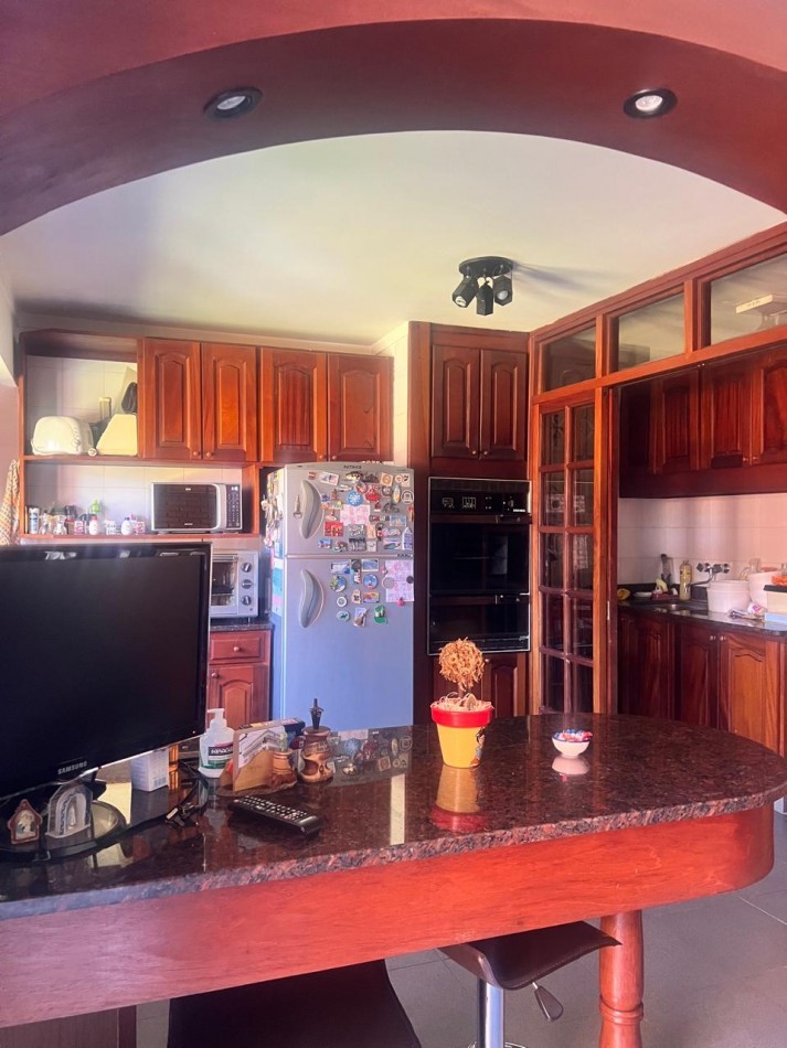 CHALET 4 AMB. CON PARQUE Y JARDIN AL FRENTE, EXCELENTE ESTADO, ZONA D E PRIVILEGIO....PYA. GRANDE, DIVINO ROSTRO