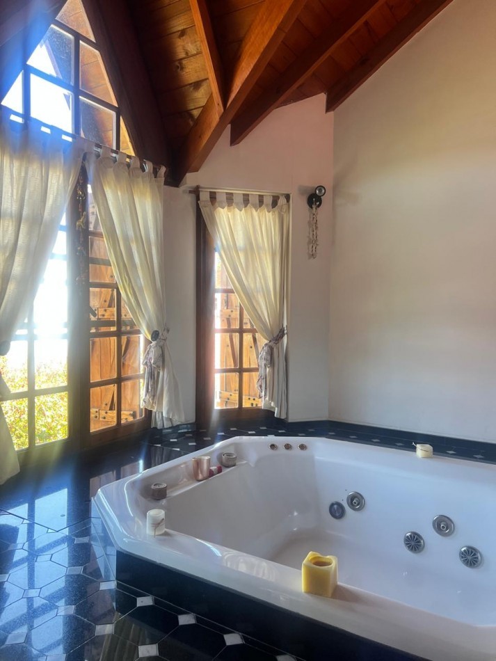 CHALET 4 AMB. CON PARQUE Y JARDIN AL FRENTE, EXCELENTE ESTADO, ZONA D E PRIVILEGIO....PYA. GRANDE, DIVINO ROSTRO