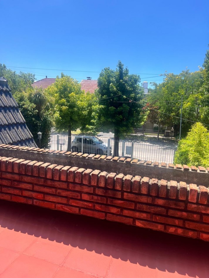 CHALET 4 AMB. CON PARQUE Y JARDIN AL FRENTE, EXCELENTE ESTADO, ZONA D E PRIVILEGIO....PYA. GRANDE, DIVINO ROSTRO