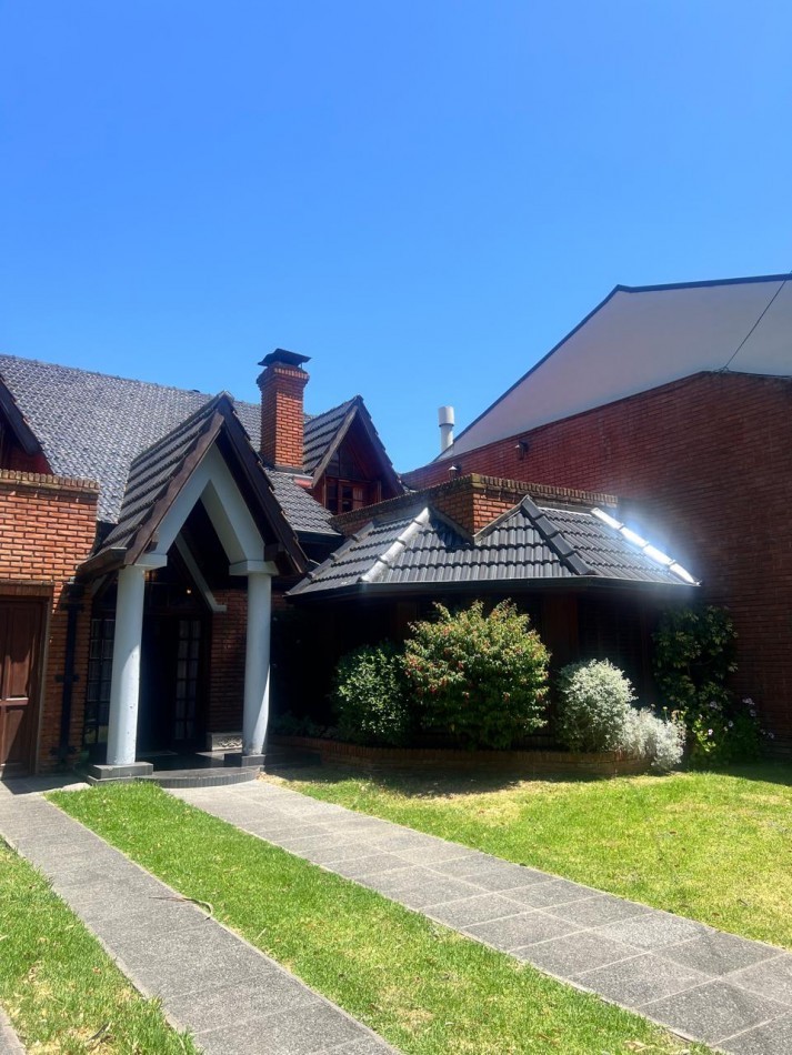 CHALET 4 AMB. CON PARQUE Y JARDIN AL FRENTE, EXCELENTE ESTADO, ZONA D E PRIVILEGIO....PYA. GRANDE, DIVINO ROSTRO
