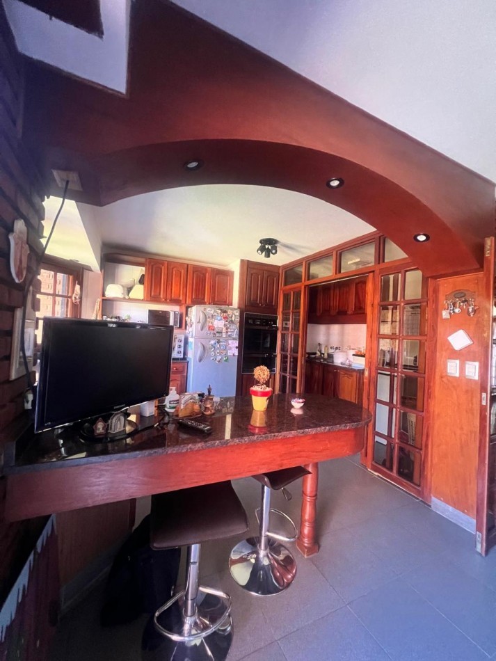 CHALET 4 AMB. CON PARQUE Y JARDIN AL FRENTE, EXCELENTE ESTADO, ZONA D E PRIVILEGIO....PYA. GRANDE, DIVINO ROSTRO