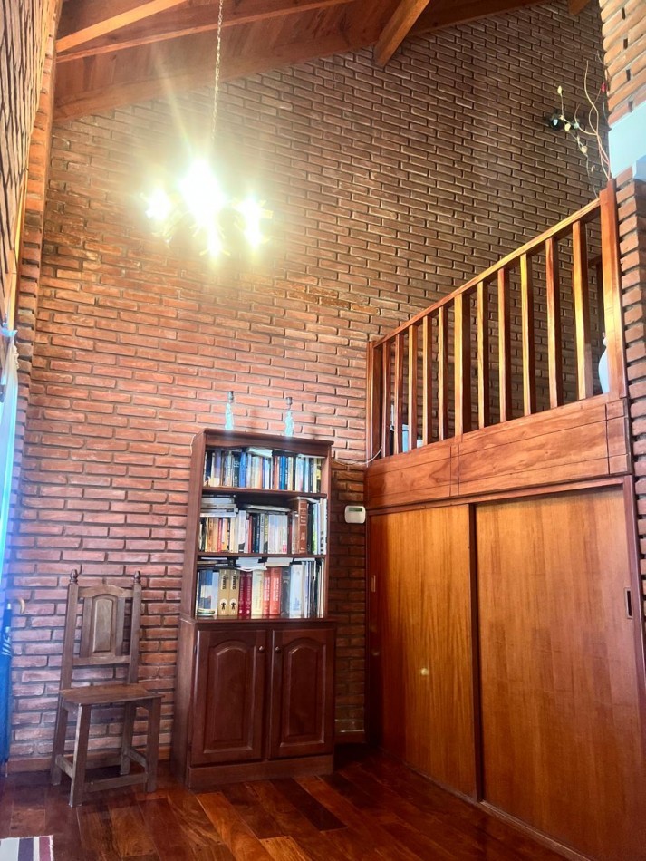 CHALET 4 AMB. CON PARQUE Y JARDIN AL FRENTE, EXCELENTE ESTADO, ZONA D E PRIVILEGIO....PYA. GRANDE, DIVINO ROSTRO