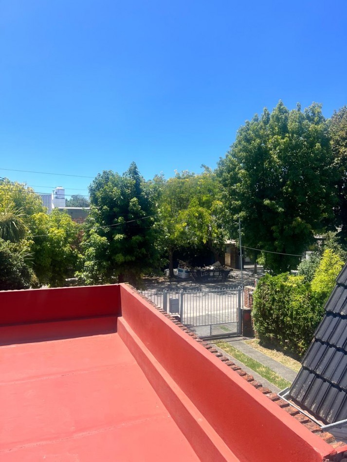 CHALET 4 AMB. CON PARQUE Y JARDIN AL FRENTE, EXCELENTE ESTADO, ZONA D E PRIVILEGIO....PYA. GRANDE, DIVINO ROSTRO