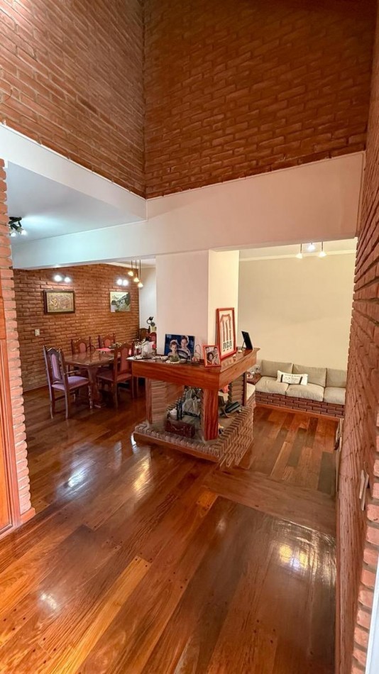 CHALET 4 AMB. CON PARQUE Y JARDIN AL FRENTE, EXCELENTE ESTADO, ZONA D E PRIVILEGIO....PYA. GRANDE, DIVINO ROSTRO