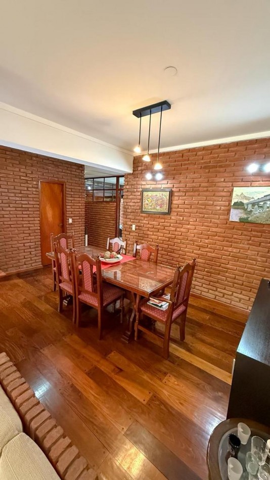 CHALET 4 AMB. CON PARQUE Y JARDIN AL FRENTE, EXCELENTE ESTADO, ZONA D E PRIVILEGIO....PYA. GRANDE, DIVINO ROSTRO