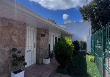 VENTA IMPECABLE  CHALET, ZONA ALMAFUERTE Y JARA, MAR  DEL PLATA, 4 AMB. GJE/QUINCHO Y PATIO