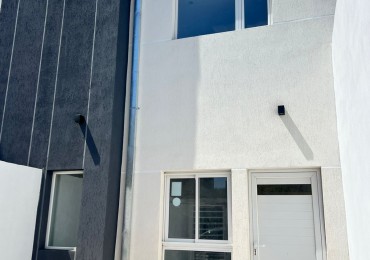 VENTA MDP !!! EXCELENTE TRIPLEX 4 AMBIENTES EN VENTA BARRIO SAN JOSE, PATIO, TERRAZA ENTRADA DE AUTO. 